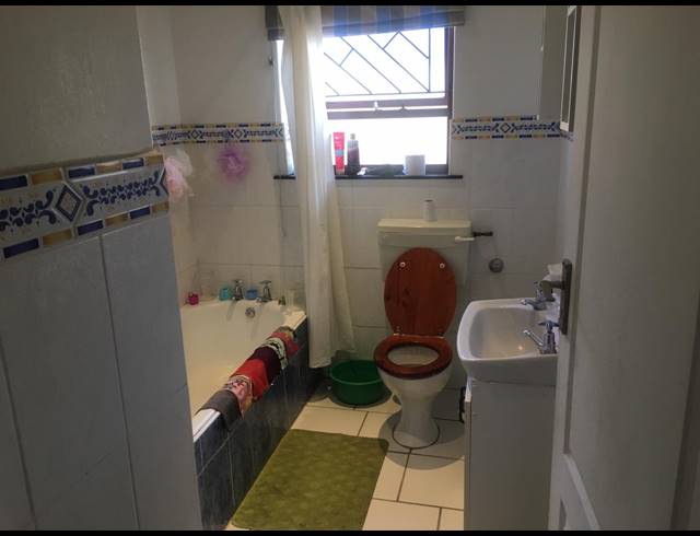 3 bed property to rent in GRASSY PARK